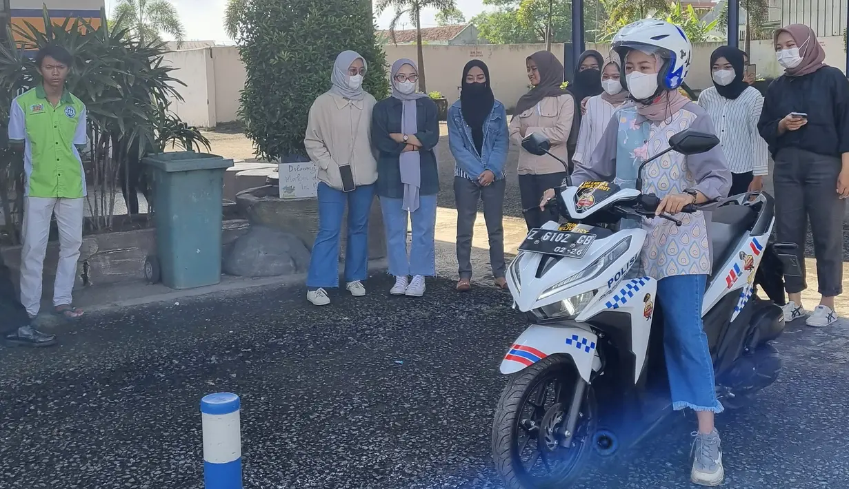 Peserta AO Mekaar PNM mengikuti safety riding di Garut, Jawa Barat (13/02/2022). Safety riding yang digelar PT Permodalan Nasional Madani (PNM) melalui afiliasinya PT Mitra Utama Madani merupakan bentuk kepedulian terhadap keselamatan kerja  Account Officer (AO) PNM Mekaar. (Liputan6.com/HO/PNM)