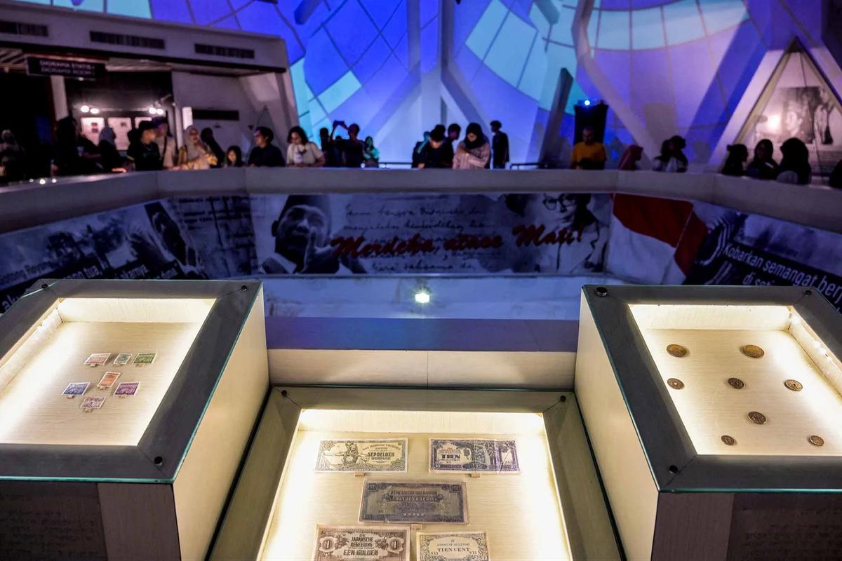 FOTO: Keseruan Pengunjung Menjelajah Malam di Museum 10 November