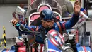 Wakil kandidat untuk Partai Sosial Liberal (PSL), Luiz Carlos de Paula yang dikenal sebagai Captain America menunggangi motor besar beroda tiga saat melakukan kampanye di Sao Paulo, Brasil, 26 September 2018. (AFP/NELSON ALMEIDA)