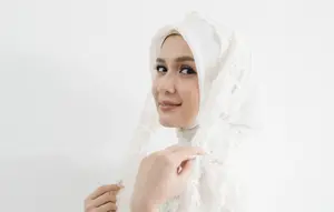 Potret Dea Annisa Pengajian Jelang Menikah dengan Mazaki Achmad, Anggun Serba Putih