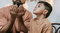 Ilustrasi anak sedang berbuka puasa (sumber foto: pexels.com/Timur Weber)
