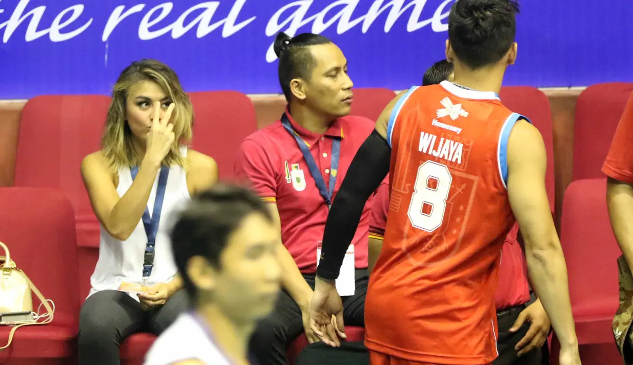 Agnes Monica memberikan semangat kepada kekasihnya, Wijaya sebelum laga IBL antara Stadium Jakarta vs CLS Knight di Hall A Senayan, Jakarta, Rabu (13/1/2016). (Bola.com/NIcklas Hanoatubun)