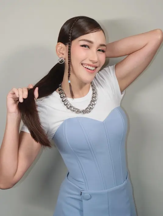 Bukan Ayu namanya kalau tidak ada sentuhan Korean Look. Penampilannya pun disempurnakan dengan pulasan makeup fresh dengan bibir ombre khas Korea oleh @candrazhang. Sementara rambutnya ditata side ponytail dengan mini braids oleh hair stylist @kriznafahrezi. [@ayutingting92].