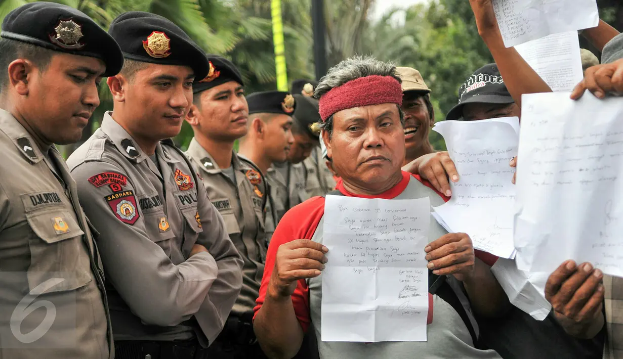Seorang tukang becak menunjukkan isi surat untuk Gubernur DKI, Basuki Tjahaja Purnama saat melakukan unjuk rasa di Balai Kota Jakarta, Kamis (28/1). Aksi ini bermula sejak 200 becak ditertibkan Satpol PP pada awal Januari 2016. (Liputan6.com/Yoppy Renato)