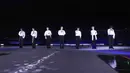 Band Korea Selatan BTS tampil dalam American Music Awards 2020 di Microsoft Theater, Los Angeles, Amerika Serikat, 22 November 2020. BTS memperoleh nominasi dari dua kategori, yaitu Duo atau Group Favorit Pop/Rock dan Artist Sosial Favorit. (American Broadcasting Companies, Inc./ABC/AFP)