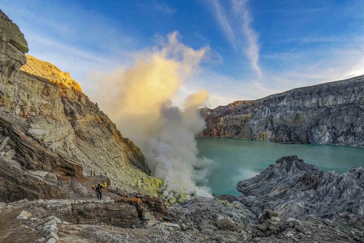 FOTO: Kawah Ijen Destinasi Favorit Wisata Alam Akhir Tahun