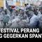 Kota Ibi di Alicante, Spanyol, menggelar festival tahunan bernama "Els Enfarinats" dengan tradisi unik perang tepung, telur, dan petasan. Festival berusia lebih dari dua abad ini menjadi simbol perayaan musim dingin sekaligus ajang amal bagi masyarak...