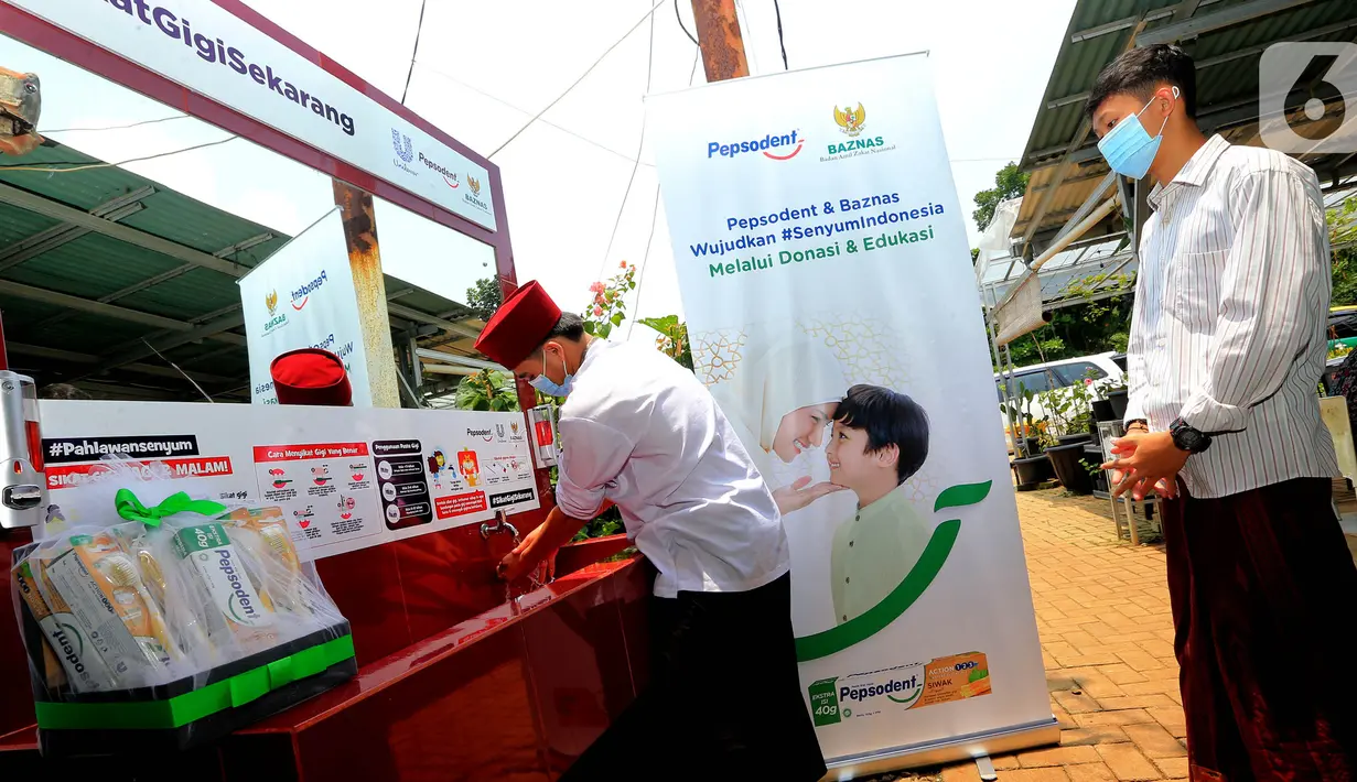 Santri antre cuci tangan di fasilitas sikat gigi di Panti Asuhan Wisma Karya Bakti, Depok, Jawa Barat, Jumat (22/10/2021). Pepsodent melalui Pepsoden Siwak berkolaborasi dengan BAZNAS menyalurkan donasi 31 fasilitas sikat gigi dan 150 paket edukasi kapada anak yatim piatu. (Liputan6.com/HO/Bon)