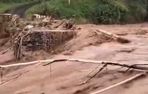 Akses menuju Kampung Karikil, Desa Bojongsari, Kecamatan Nyalindung, Kabupaten Sukabumi, terputus total setelah jembatan penghubung utama hanyut akibat banjir bandang. (Liputan6.com/Fira Syahrin)