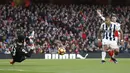 Aksi ciamik kiper Arsenal, Petr Cech menahan tembakan pemain West Bromwich Albion, Salomon Rondon ada laga Premier League Boxing Day di Emirates Stadium, (26/12/2016).  (Action Images via Reuters/John Sibley)