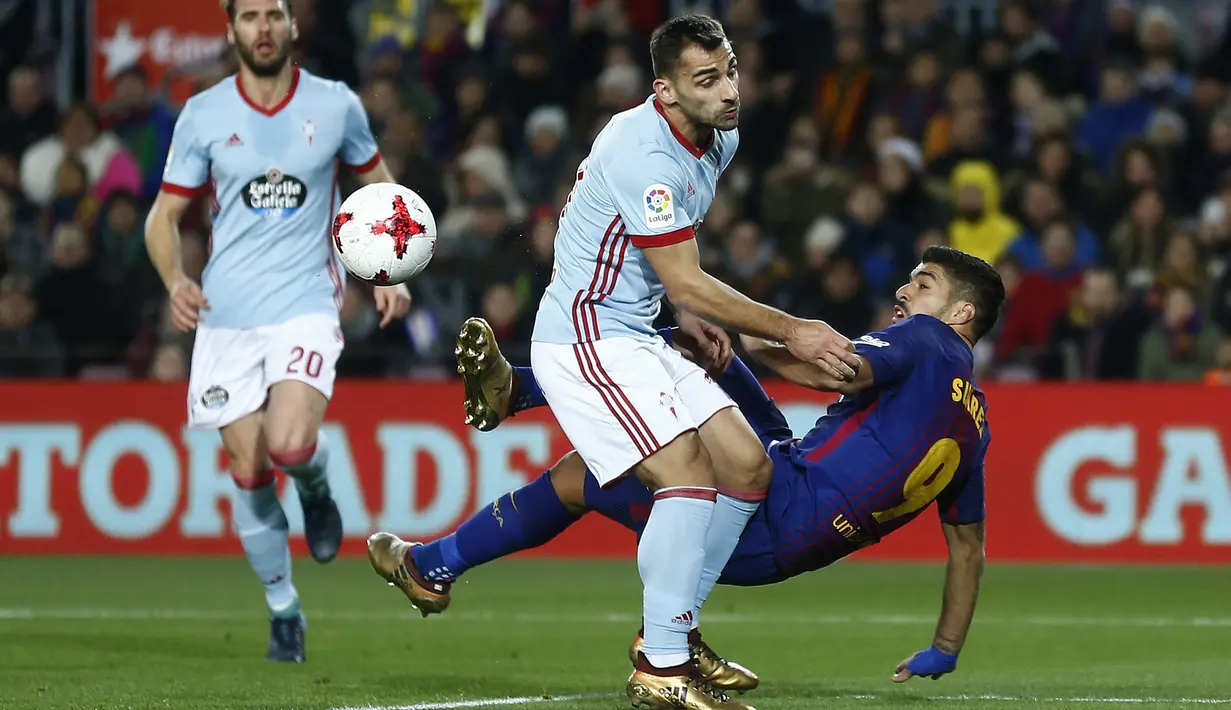 Aksi pemain Barcelona, Luis Suarez (kanan) berebut bola dengan pemain Celta Vigo pada laga Copa del Rey di Camp Nou stadium, Barcelona, (11/1/2018). Barcelona menang 5-0 atas Celta Vigo. (AP/Manu Fernandez)