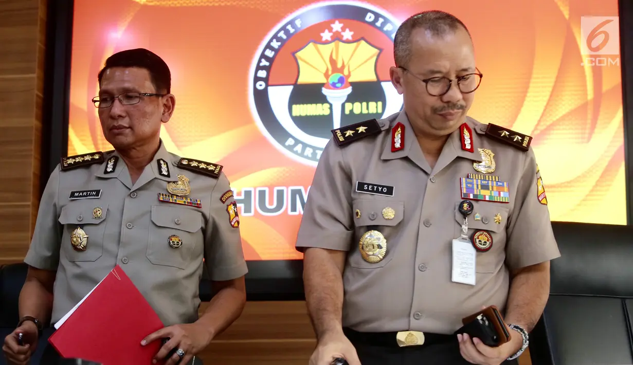 Humas Polri memberikan keterangan pers terkait ledakan yang terjadi di Kampung Melayu, Jakarta, Kamis (25/5). Polisi mengajak masyarakat untuk tidak takut pada terorisme. (Liputan6.com/Ferry Pradolo)