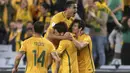 Ekspresi pemain Australia, Tim Cahill (atas) dan rekan setimnya usai membobol gawang Suriah pada laga kualifikasi Piala Dunia 2018 di  Sydney (10/10/2017). Australia menang 2-1 pada leg kedua tersebut. (AP/Rick Rycroft)