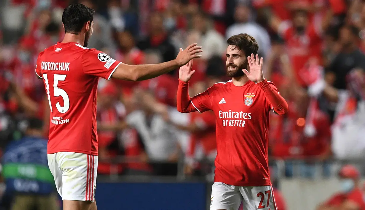 Benfica akhirnya berhasil unggul 2-0 pada menit ke-69. Rafa Silva (kanan) berhasil memanfaatkan bola muntah yang tidak dapat ditangkap secara sempurna Marc-Andre ter Stegen hasil tendangan Joao Mario. (AFP/Patricia De Melo Moreira)