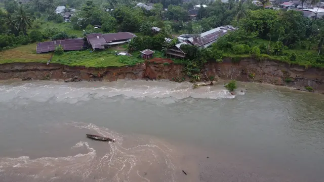 Perubahan sempadan Sungai Batang Anai menyebabkan tergerusnya daratan dan mengancam pemukiman penduduk. (SIEJ Sumbar)