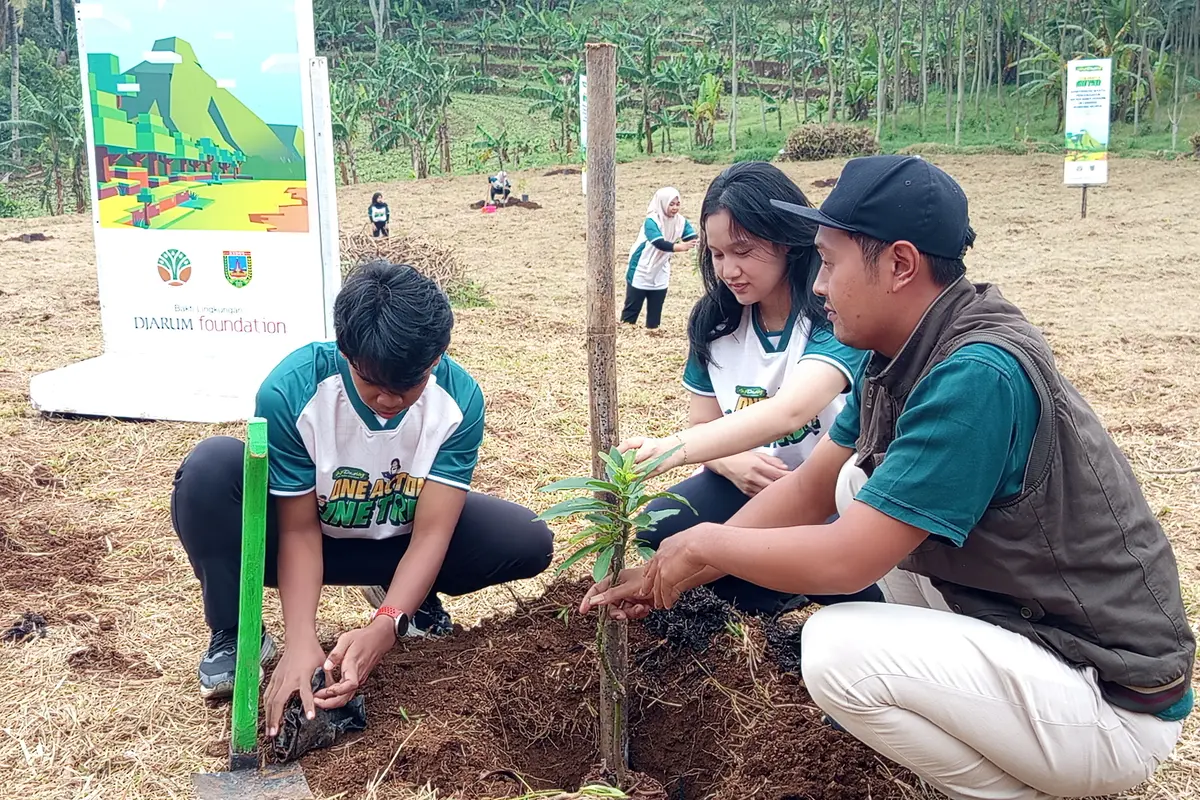 Penanaman bibit pohon untuk hijaukan lereng pegunungan Muria. (Liputan6.com/Arief Pramono)