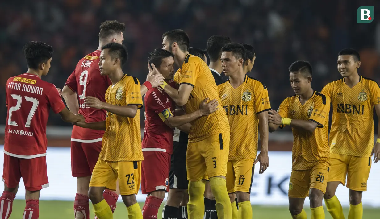 Kapten Persija Jakarta, Ismed Sofyan, berpelukan dengan bek Bhayangkara FC, Vladimir Vujovic, pada laga Liga 1 di SUGBK, Jakarta, Jumat (23/3/2018). Kedua klub bermain imbang 0-0. (Bola.com/Vitalis Yogi Trisna)