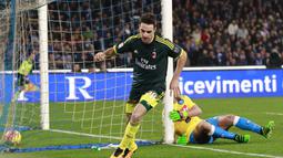 Pemain AC Milan,  Giacomo Bonaventura (kiri) merayakan golnya ke gawang SSC Napoli pada pertandingan Serie A pekan ke-26 di San Paolo, Naples, Selasa (23/2/2016) dini hari WIB. ( AFP/Carlo Hermann )
