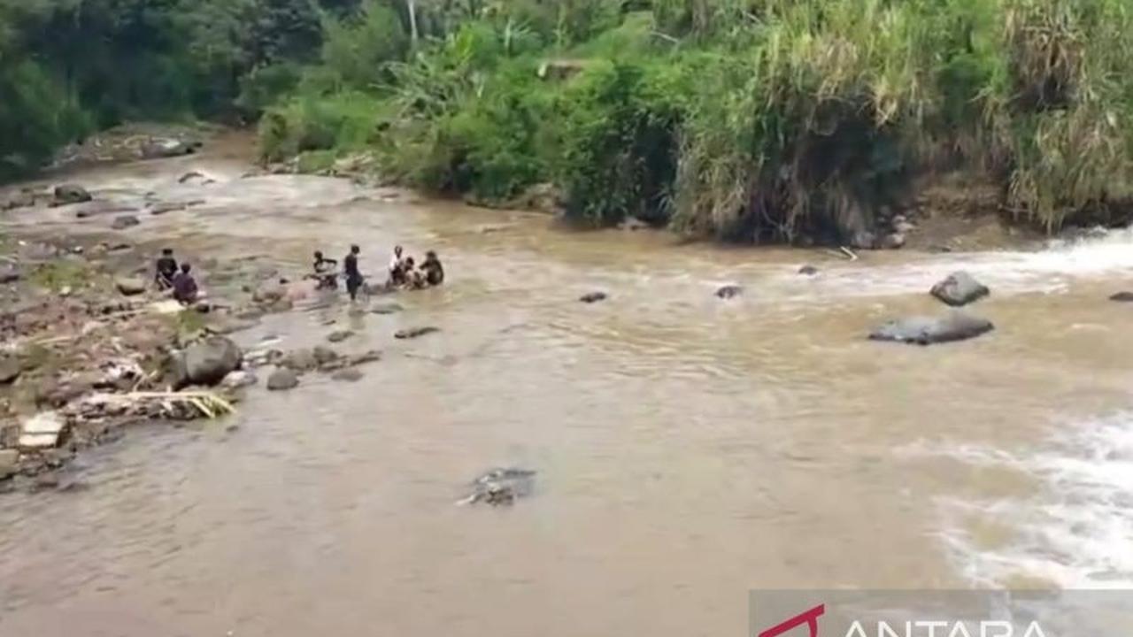 Tim SAR Cianjur Gencarkan Pencarian Anak Hilang Terseret Arus Sungai
