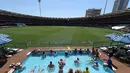 Suasana di dalam stadion Gabba saat pertadingan uji coba kriket antara Australia dan Pakistan di Brisbane, Australia (15/12). (AFP Photo/Saeed Khan)