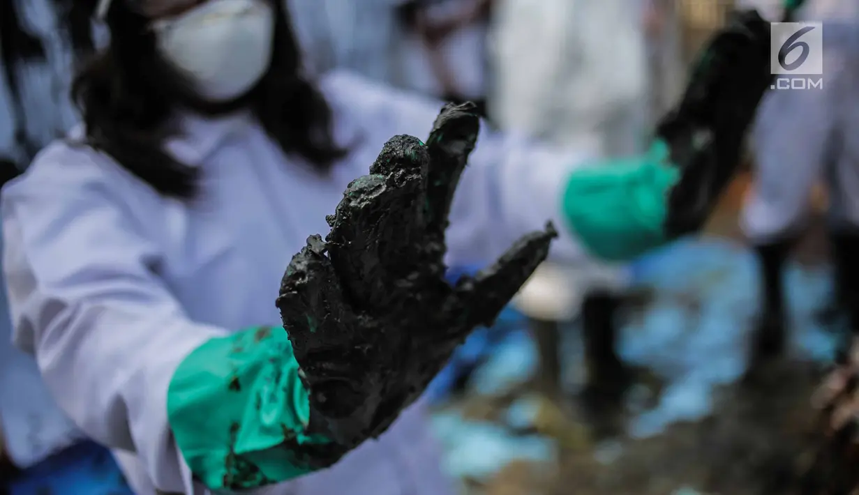 Aksi teatrikal Koalisi Organisasi Masyarakat Sipil (KORMAS) di Kantor Pusat Pertamina Jakarta, Rabu (18/9/2019). Aksi menginformasikan bahwa ekosistem perairan Karawang dan sekitarnya yang terkena dampak tumpahan minyak butuh tindakan penyelamatan yang nyata dan segera. (Liputan6.com/Faizal Fanani)