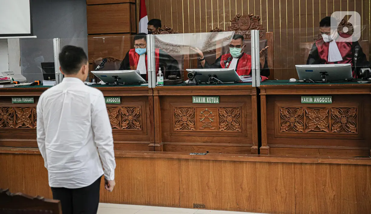 Terdakwa kasus dugaan pembunuhan berencana Brigadir Yosua, Ricky Rizal mengikuti sidang lanjutan di PN Jakarta Selatan, Jakarta, Selasa (24/1/2023). Pekan lalu, Jaksa Penuntut Umum (JPU) menuntut Ricky Rizal dengan hukuman pidana 8 tahun penjara terkait kasus pembunuhan berencana Brigadir J. (Liputan6.com/Faizal Fanani)