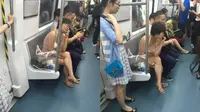 Berbusana Minim di Kereta Api, Wanita Ini Menjadi Berita Viral