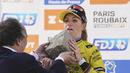 Ekspresi keberatan pembalap Team Visma-Lease, Pauline Ferrand-Prevot saat menjunjung trofi kemenangan Paris Roubaix Femmes 2025 pada Sabtu (12/04/2025) waktu setempat. Perlombaan tersebut menempuh 148,5 km dari Denain hingga Roubaix, Prancis. (AP Photo/Thibault Camus)