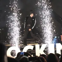 Bahkan, beberapa waktu lalu Tantri tampil di panggung juga dengan hijabnya. Ciri khas berbusana hitam pun tetap hadir dari diri Tantri. (Instagram/tantrisyalindri)