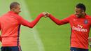 Pemain baru Paris Saint-Germain, Kylian Mbappe dan Neymar Jr saat latihan bersama di Paris, Rabu (6/9/2017). Striker 18 tahun tersebut menjalani latihan perdananya bersama armada Les Parisiens. (AFP/Franck Fife)