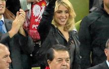 Shakira di tribun Piala Eropa 