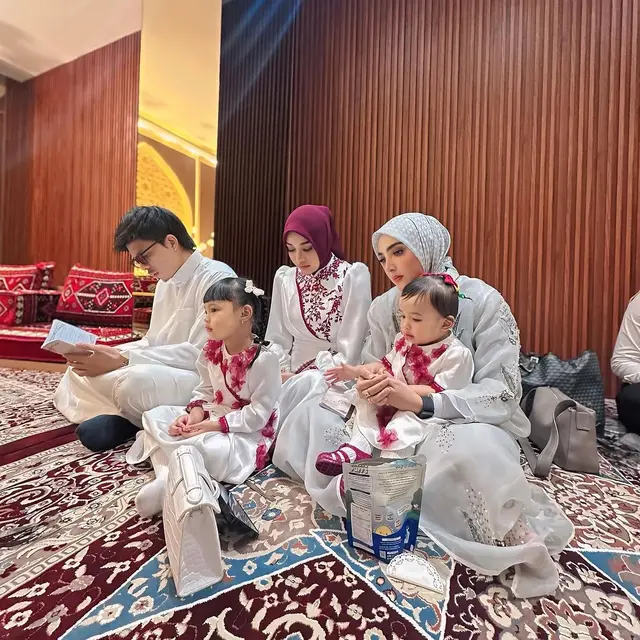 6 Potret Penampilan Ashanty di 4 Bulanan Aaliyah,