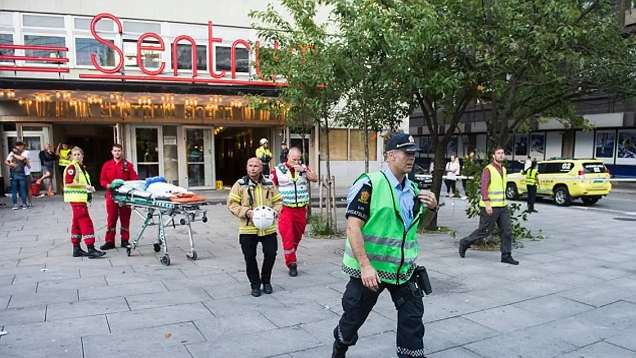 Lokasi langit-langit runtuh di arena konser DJ Aoki di Oslo, Norwegia. (AFP)