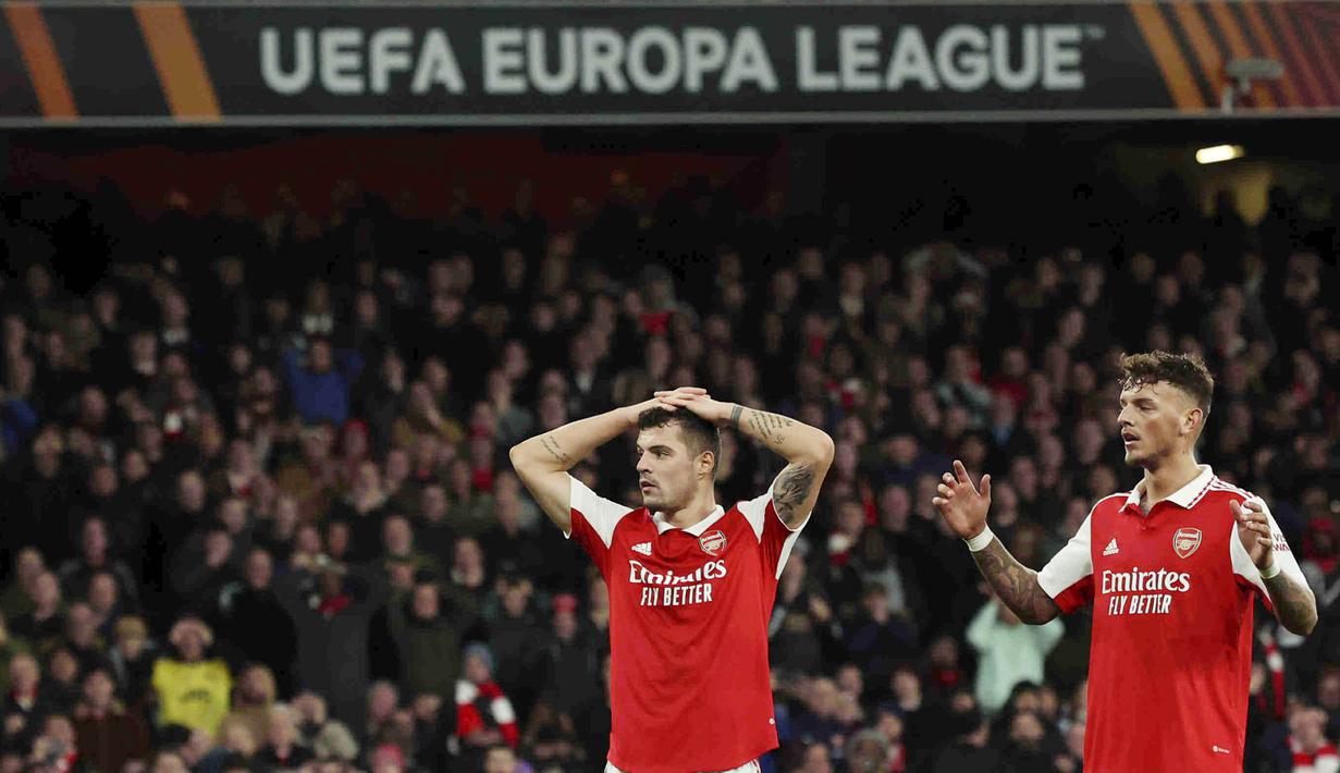 Pemain Arsenal, Granit Xhaka dan Ben White tampak kecewa setelah kalah adu penalti dari Sporting CP pada leg kedua babak 16 besar Liga Europa di Stadion Emirates, Jumat (17/3/2023). Arsenal harus angkat koper dari Liga Europa 2022/2023 usai tersingkir pada babak 16 Besar. (AP Photo/Ian Walton)