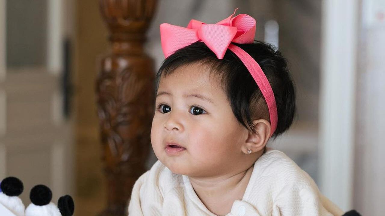 Potret Gemas Lily Pakai Bando Pink di Atas Kasur Mewah, Ada Foto Bareng Rafathar dan Rayyanza Cipung