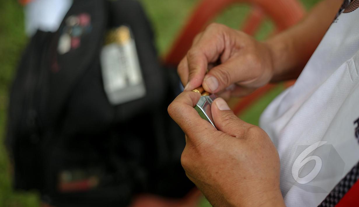 Salah satu anggota menembak mempersiapkan peluru di Lapangan Tembak Senayan, Jakarta, Jumat (22/5/2015). Mabua Harley Davidson menyalurkan hobi bagi para pemilik motor Harley Davidson. (Liputan6.com/Faizal Fanani)