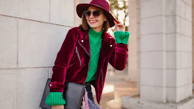 mix and match outfit maroon (ilustrasi by:  Freepik/marymarkevich)