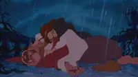Adegan saat The Beast nyaris terbunuh, Beauty hanya bisa menangis (YouTube)