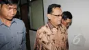 Terdakwa kasus dugaan korupsi simulator SIM yang juga mantan Wakil Kepala Korlantas, Brigjen Pol Didik Purnomo (tengah) seusai menjalani sidang pembacaan tuntutan oleh JPU KPK di Pengadilan Tipikor, Jakarta, Senin (16/3/2015). (Liputan6.com/Helmi Afandi)
