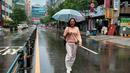 Bak anak remaja, Lydia Kandou bergaya membawa payung sambil jalan dengan outfit anak muda kekinian.(instagram.com @lydiakandou_)