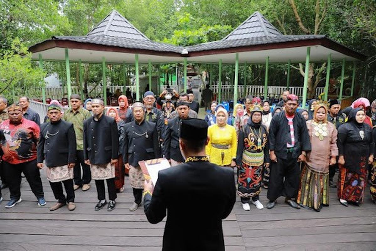 Wakil Wali Kota Bontang, Agus Haris, hadir dalam pelantikan dan pengukuhan pengurus Rukun Tetangga (RT) se-Kelurahan Berbas Pantai