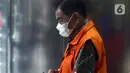 Bupati nonaktif Banjarnegara Budhi Sarwono berjalan ke mobil tahanan usai pemeriksaan lanjutan di Gedung Merah Putih KPK, Jakarta, Jumat (1/10/2021). Budhi merupakan tersangka dugaan korupsi pengadaan barang dan jasa di lingkungan Pemkab Banjarnegara TA 2017-2018. (Liputan6.com/Helmi Fithriansyah)