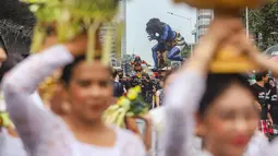 Festival digelar mulai pukul 06.00 hingga 09.00 WIB dengan rute Monumen Nasional (Monas) menuju Bundaran Hotel Indonesia dan kembali lagi. Tampak dalam foto, warga mengarak ogoh-ogoh saat pawai budaya di kawasan Bundaran Hotel Indonesia, Jakarta, Minggu (8/3/2026). (merdeka.com/Arie Basuki)