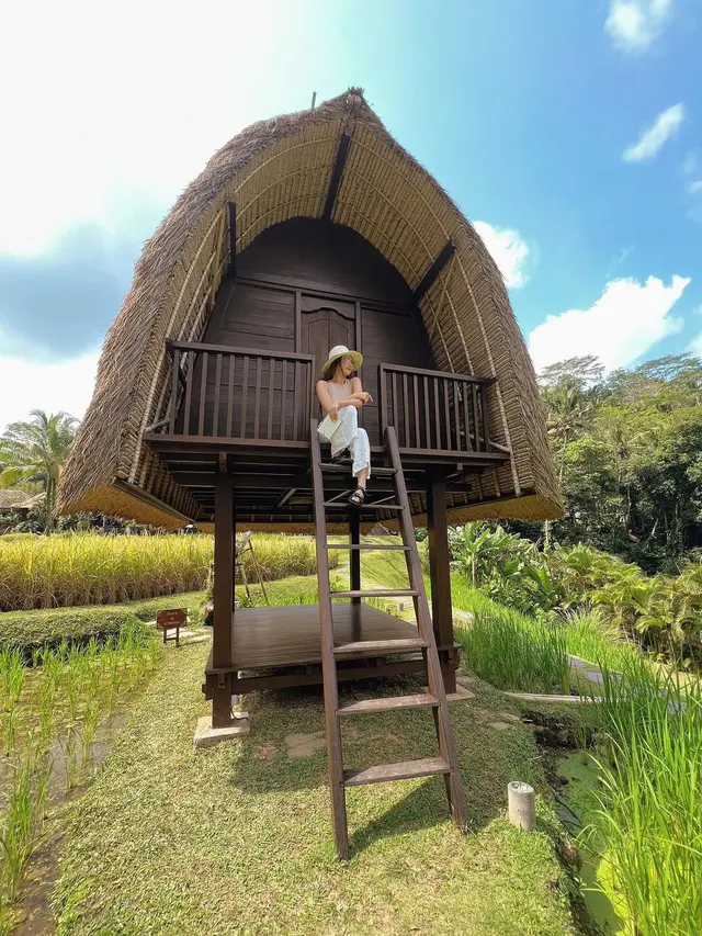 Enzy Storia Kenakan Outfit Kasual Minimalis dengan Harga Maksimalis Saat Honeymoon di Bali