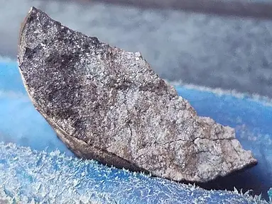 Dugaan potongan meteorit yang jatuh di Kuba barat, kota Vinales, Pinar del Rio pada Jumat (1/2). Menurut petugas layanan cuaca nasional, meteorit itu melintasi langit sebelum meledak dan menghujani puing-puing di Kuba barat. (FATIMA RIVERO/TELEPINAR/AFP)