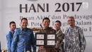 Menko Polhukam Wiranto (tengah) menunjukan prangko edisi HANI 2017 dalam puncak peringatan Hari Anti-Narkoba Internasional (HANI) di Plaza Tugu Api Pancasila, Taman Mini Indonesia Indah, Jakarta, Kamis (13/7). (Liputan6.com/Faizal Fanani)