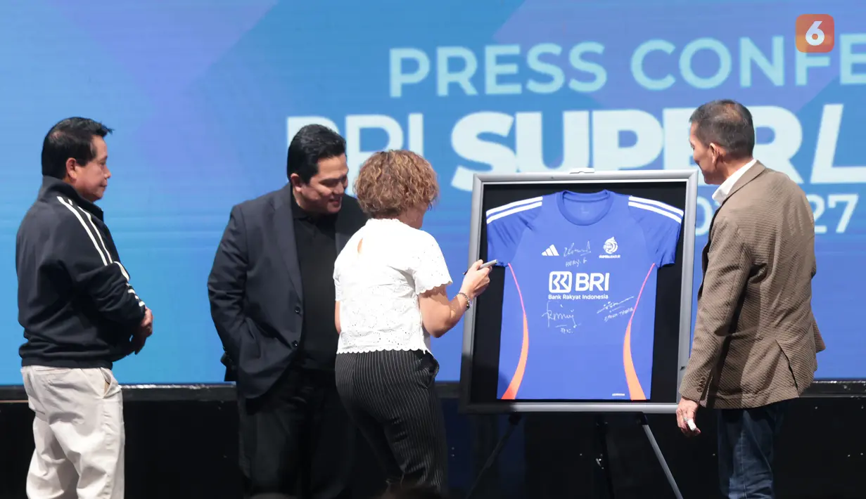 Director of Emtek Media Harsiwi Achmad menandatangani jersey yang akan digunakan dalam kompetisi BRI Super League 2026/2027 di SCTV Tower, Jakarta, Selasa (1/9/2026). (KLY/Budy Santoso)