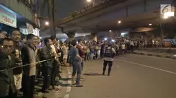 Warga melihat lokasi terjadinya ledakan di kawasan Kampung Melayu, Jakarta, Rabu (24/5). Menurut warga terdengar ledakan sebanyak dua kali. (Liputan6.com/Herman Zakharia)