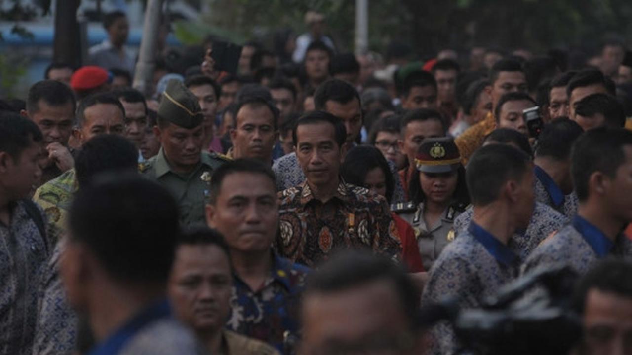 Bagi sembako gratis, Jokowi dikerumuni warga