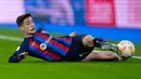 Pemain Barcelona Gavi mengontrol bola saat melawan Real Madrid pada pertandingan sepak bola leg pertama semifinal Copa del Rey di Stadion Santiago Bernabeu, Madrid, Spanyol, 2 Maret 2023. Barcelona sukses megalahkan Real Madrid dengan skor 1-0 berkat gol bunuh diri Eder Militao. (AP Photo/Manu Fernandez)